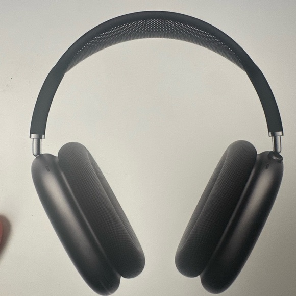 Apple Black Over-Ear Headphones - Picture 1 of 2